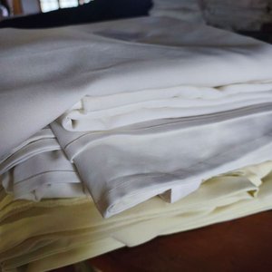 Lote anterior: Lote de 7 Manteles Blancos y Crema (4 Chicos, 3 Grandes)