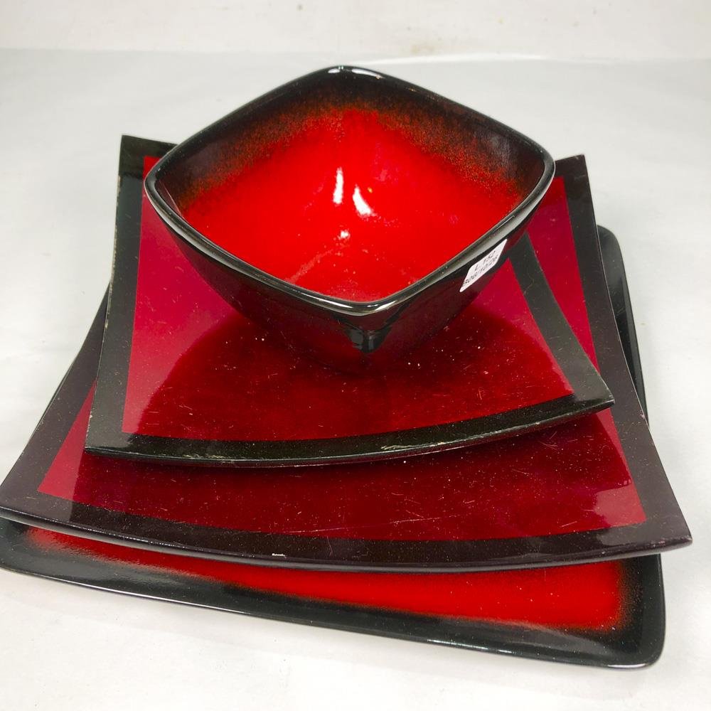 Set Vajilla Cuadrada Roja y Negra: 3 Platos y 1 Compotera
