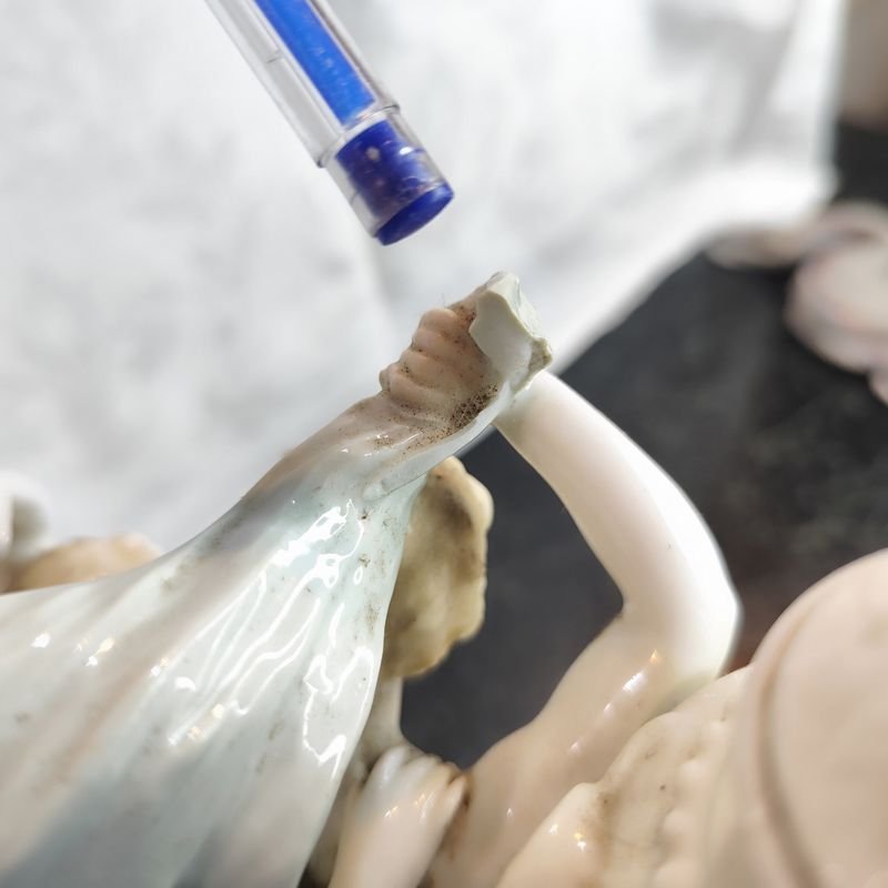Capodimonte Porcelana con Ángelito y Manta - imagen 4