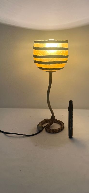 Lámpara de sobremesa con sombra de madera y base metálica - imagen 3