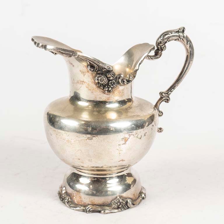 Lote siguiente: Jarra de plata con diseño ornamental