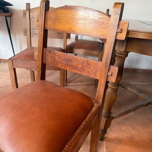 Mesa Rústica de Madera con 5 Sillas de Cuero - imagen 6