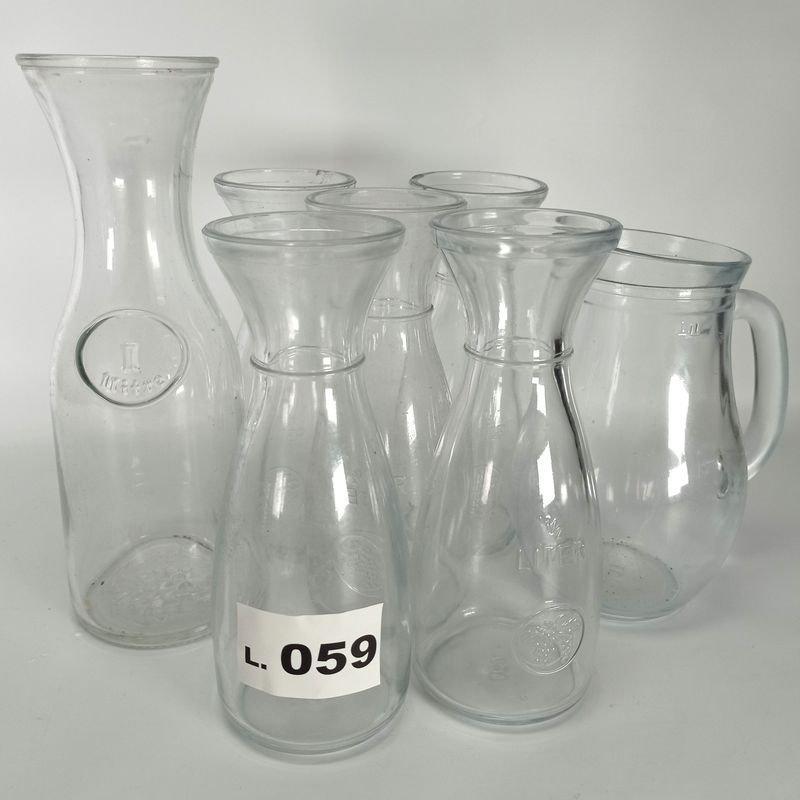 Lote siguiente: Set de siete piezas de cristal claro: jarra, recipientes y vaso