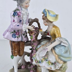Figura Decorativa Victoriana de Porcelana: Pareja Galante con Flores - imagen 5