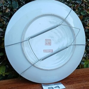Tres Platos Decorativos Orientales: Dos Estilo Rosa Cantón y Uno Azul y Blanco con Oro - imagen 9