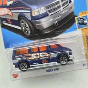 Hot Wheels Dodge Van HW 55 Race Team Coleccionable - imagen 2