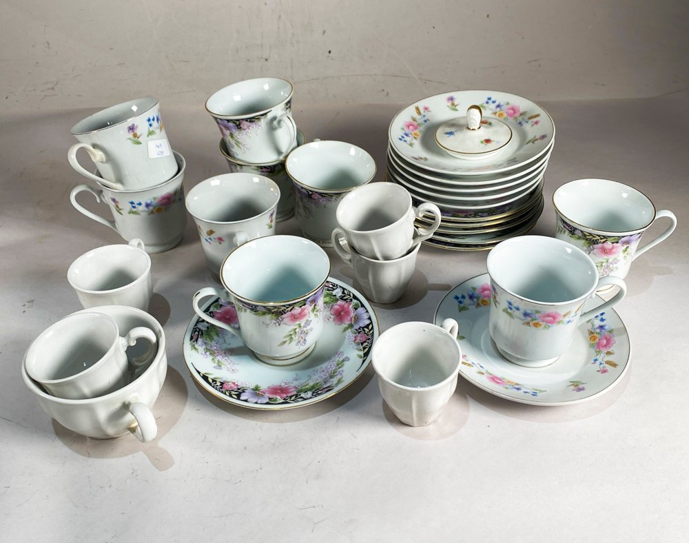 Conjunto de Tazas y Platos con Diseño Floral