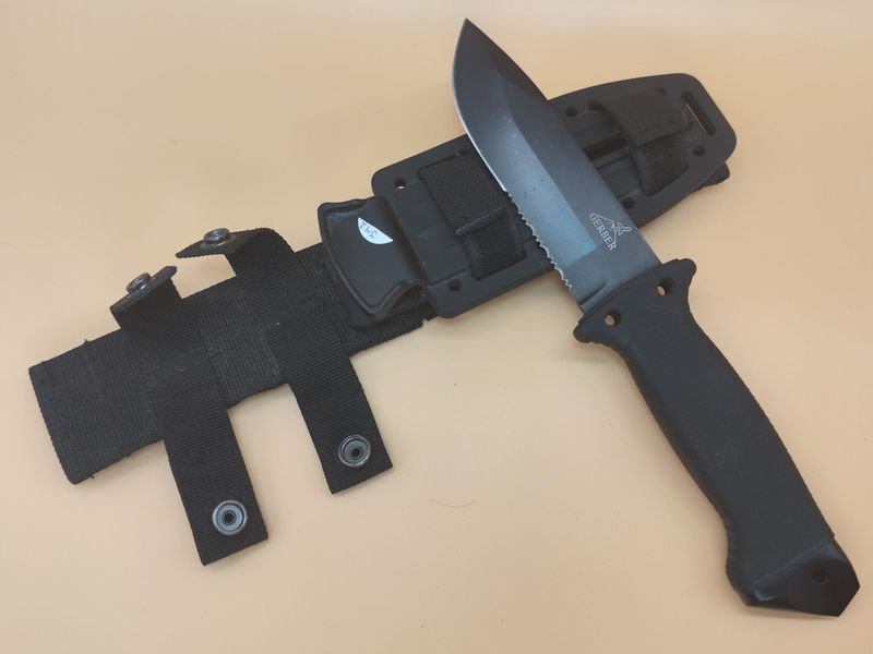Cuchillo táctico Gerber con funda rígida y sistema de fijación - imagen 2