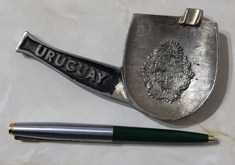 Cenicero de Metal con forma de Pipa, con el escudo uruguayo en relieve