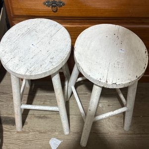 Lote siguiente: Par de bancos redondos de madera rústicos