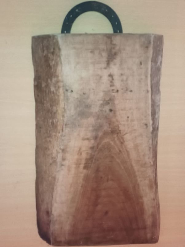 Mesa de asado de madera decorada con herradura - imagen 6