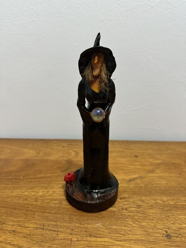 Lote siguiente: Estatuilla Resina Hechisera Agatha - Figurita de Bruja con Báculo