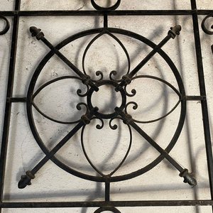 Reja de Balcón Antigua de Hierro Forjado con Diseño Ornamental - imagen 2