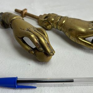 Llamadores de Puerta Antiguos en Bronce con Forma de Mano - imagen 1