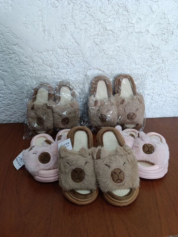 Lote siguiente: Pares de pantuflas de piel suave