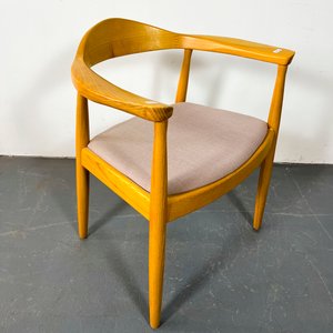 Sillón Danés de Madera con Respaldo Curvo y Asiento Tapizado Gris - imagen 4