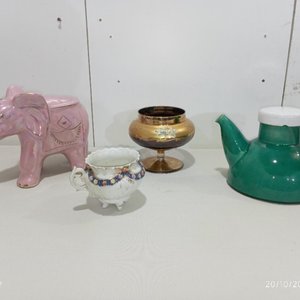 Lote de 4 Piezas Decorativas: Elefante Rosa, Tetera Verde, Copa Dorada y Recipiente Blanco - imagen 2