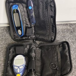 Dos Glucómetros Digitales con Estuches y Lancetero - imagen 1