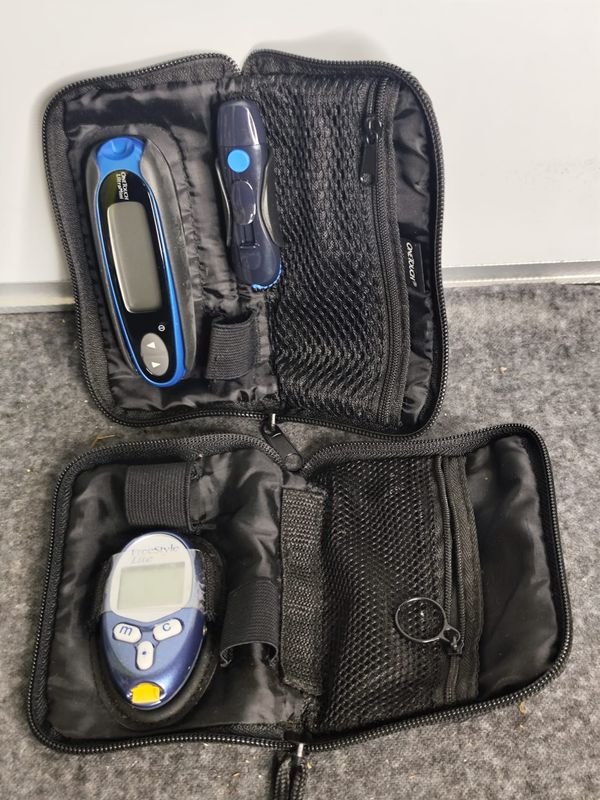 Dos Glucómetros Digitales con Estuches y Lancetero