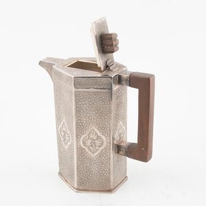 Cafetera Antigua de Plata Labrada con Flores y Asa de Madera - imagen 2