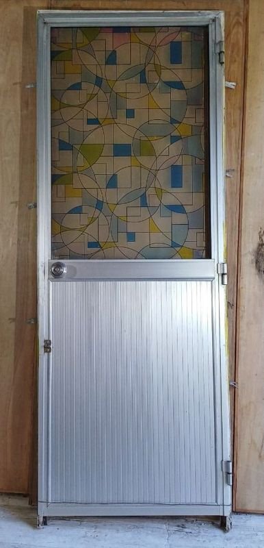 Ventana con marco de aluminio y vidrio con patrón geométrico - imagen 3
