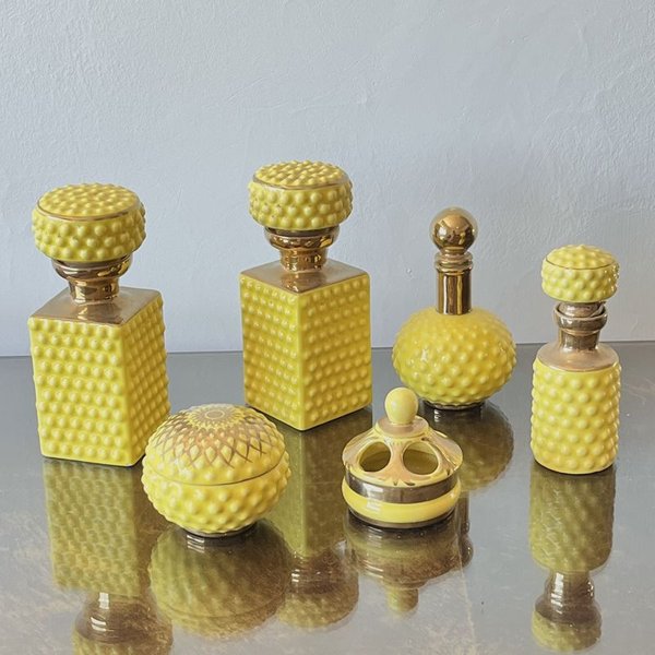 Juego de Toilette Antiguas en Cerámica Amarilla con Dorado - imagen 2
