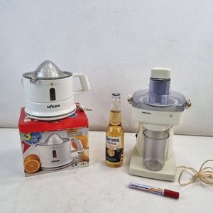 Lote siguiente: Set de 2 Extractores de Jugo: Exprimidor Ufesa Citropress y Extractor Philips Blancos
