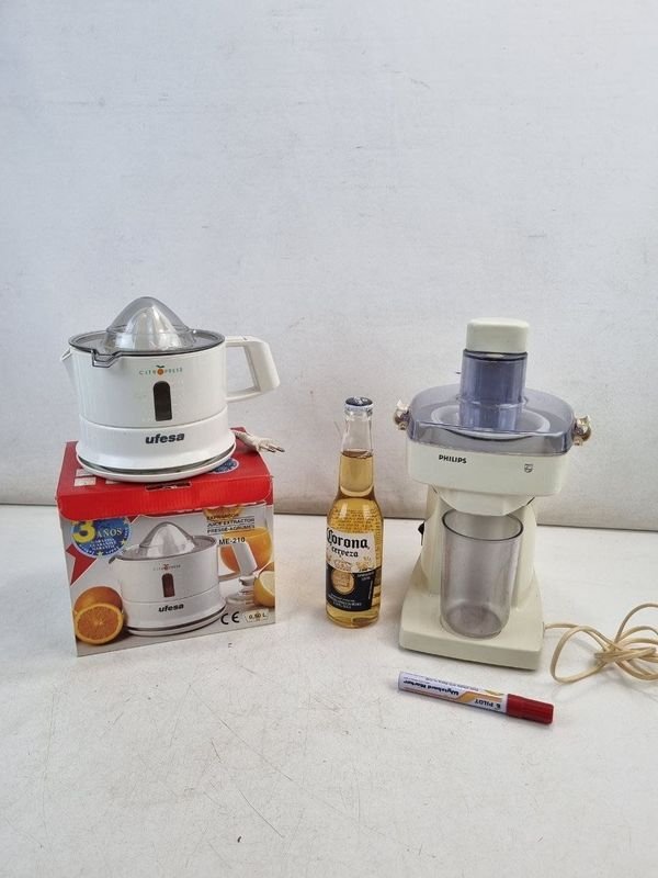 Set de 2 Extractores de Jugo: Exprimidor Ufesa Citropress y Extractor Philips Blancos