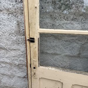 Dos Puertas de Madera con Postigones, Marcos y Llaves - imagen 4