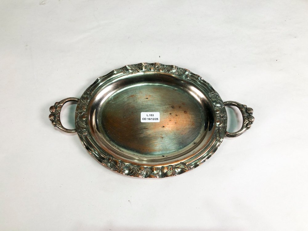 Bandeja de metal con borde labrado floral