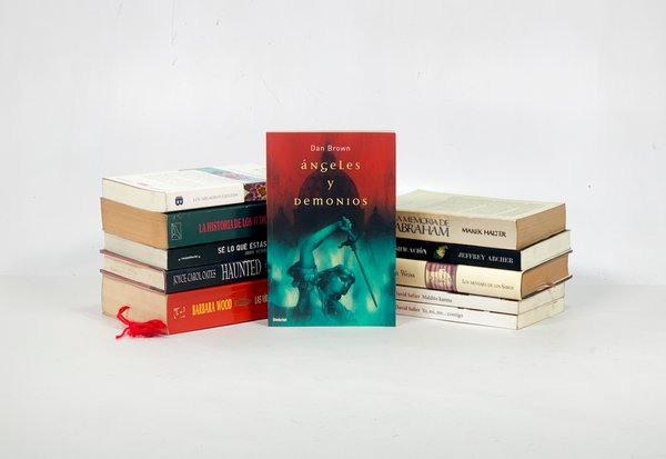 Lote anterior: Colección de novelas y libros antiguos