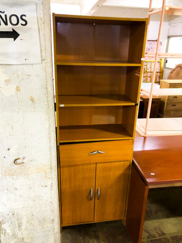 Estantería de madera con puertas y estantes