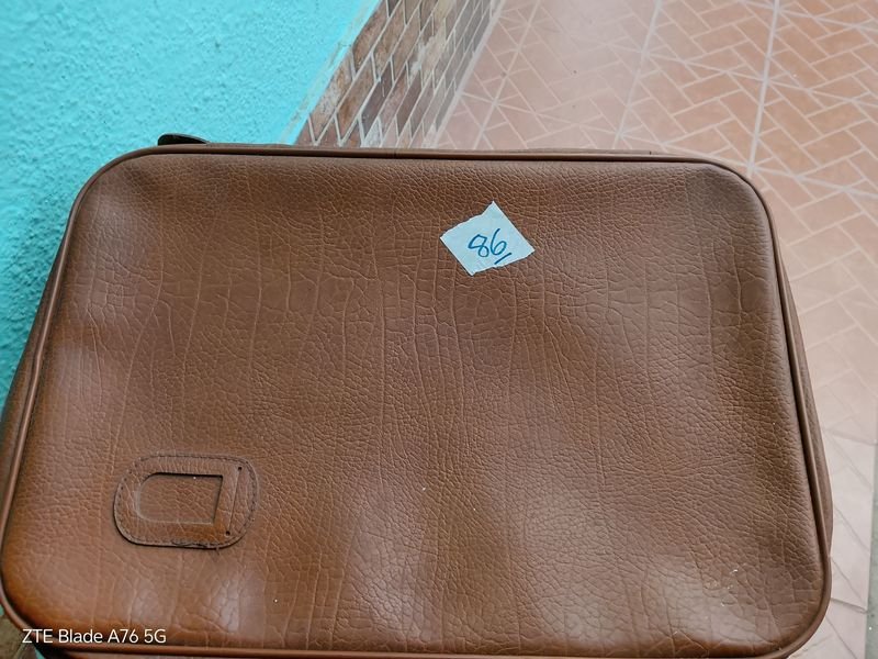 Lote siguiente: Maleta de Cuero con Cierre y Etiqueta