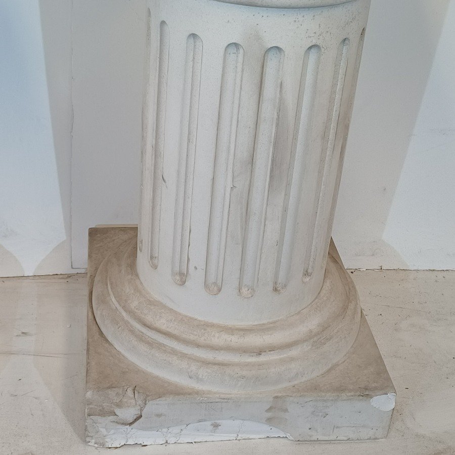 Par de pedestales en yeso con fisonomía de columna romana - imagen 6