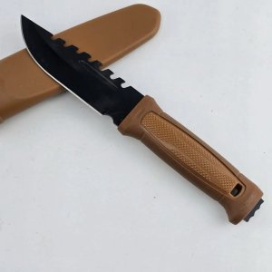 Cuchillo Táctico de Acero Negro con Vaina Marrón - imagen 3