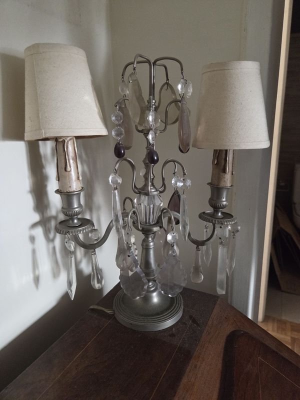 Lote siguiente: Lámpara de mesa decorativa con cristales