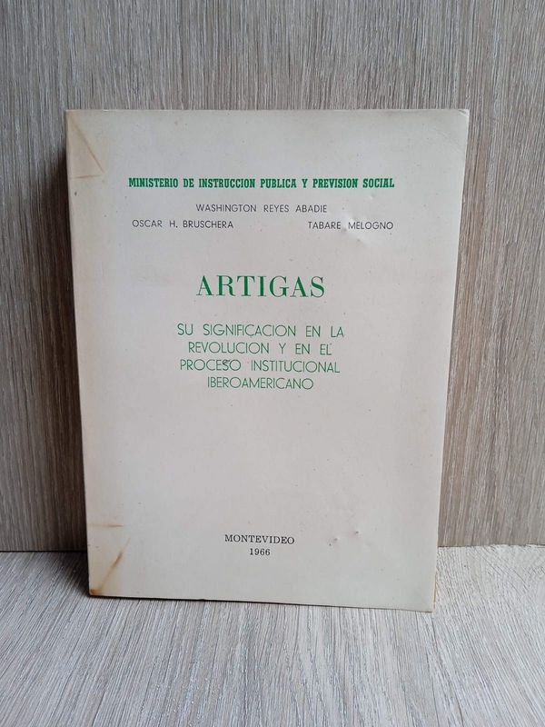 Lote siguiente: Libro sobre Artigas y su Significado en la Revolución