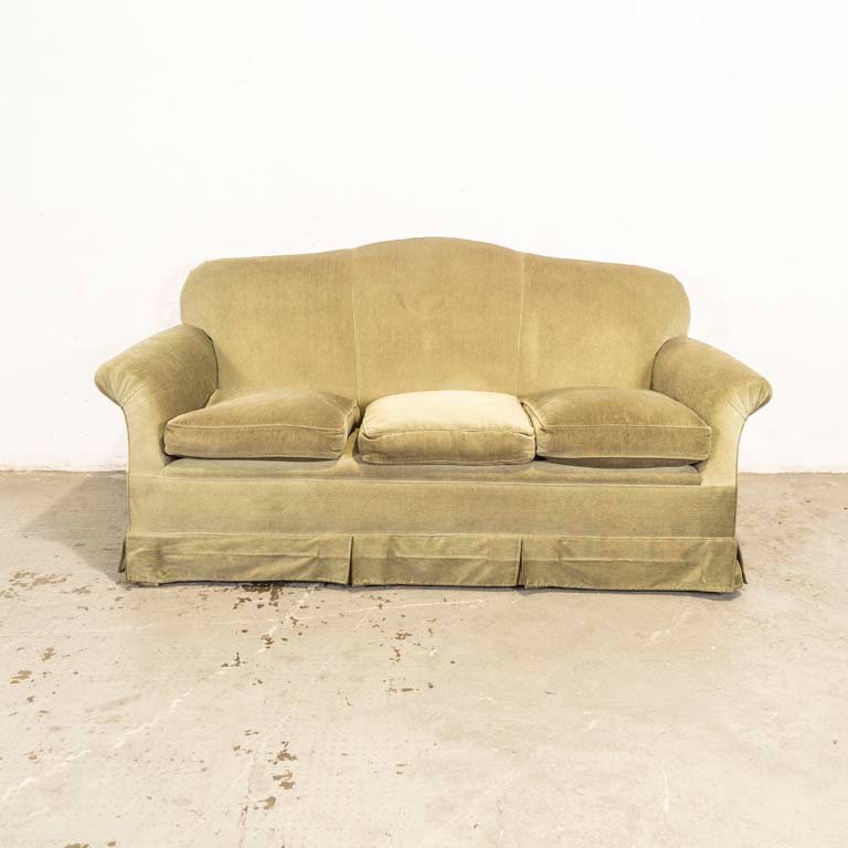 Lote anterior: Sofá de tres cuerpos tapizado en verde con almohadones