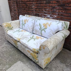 Sillón de 2 cuerpos tapizado en tela estampada floral - imagen 3