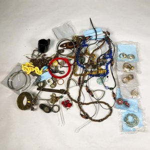 Lote de Bijouterie Variada para Dama: Collares, Pulseras y Aros - imagen 1