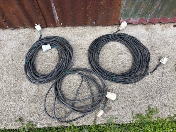 3 alargues de cable eléctrico con enchufes
