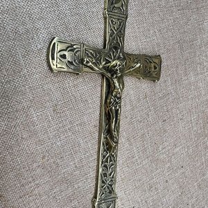 Crucifijo Antiguo de Bronce Calado con Figura de Cristo - imagen 2