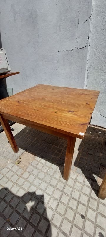Mesa de madera en buen estado - imagen 3