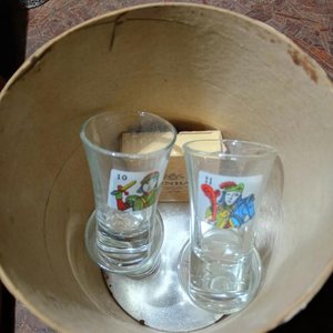Tarro de Grappa y Truco Dunbar con 4 Copitas de Cartas - imagen 4