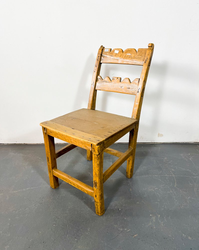 Par de Sillas de Madera Rústicas con Respaldo Decorado