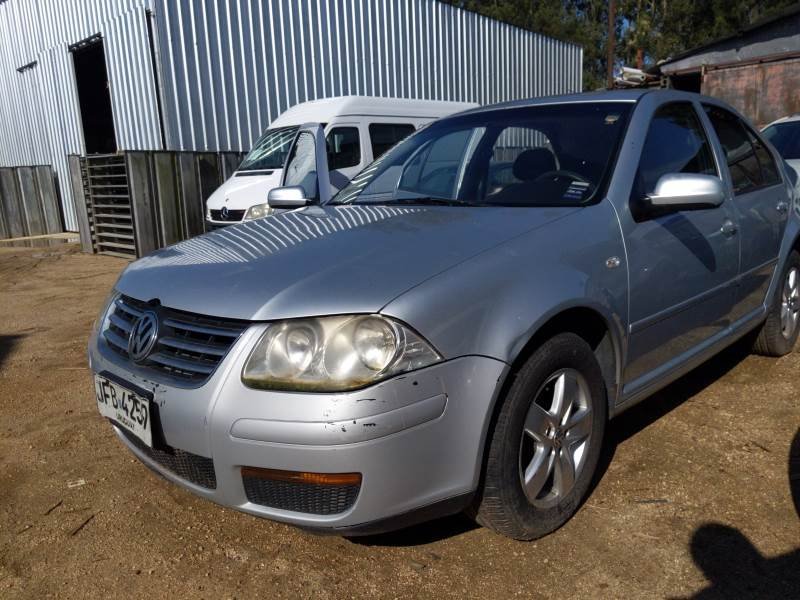 Volkswagen Bora A4 Trendline 2008 Sedán Gris Plata