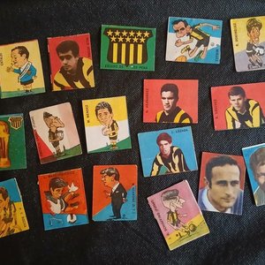Lote siguiente: Figuritas Vintage Peñarol: Crack, Libro de Oro y Soles-Doble (17 piezas)