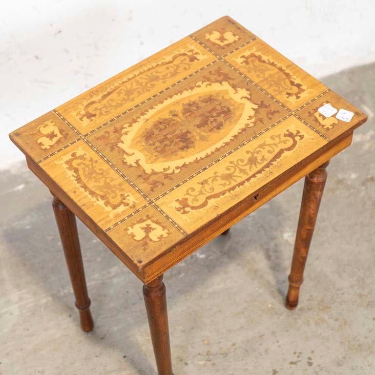 Mesita musical con tapa de marquetería en mal estado - imagen 2
