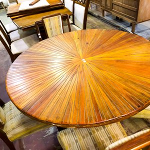 Mesa de Comedor Redonda con 4 Sillas y Lámpara de Pie Dorada - imagen 2
