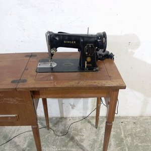 Mesa Mueble de Madera con Máquina de Coser Singer Eléctrica Incorporada y Tapa Rebatible - imagen 6